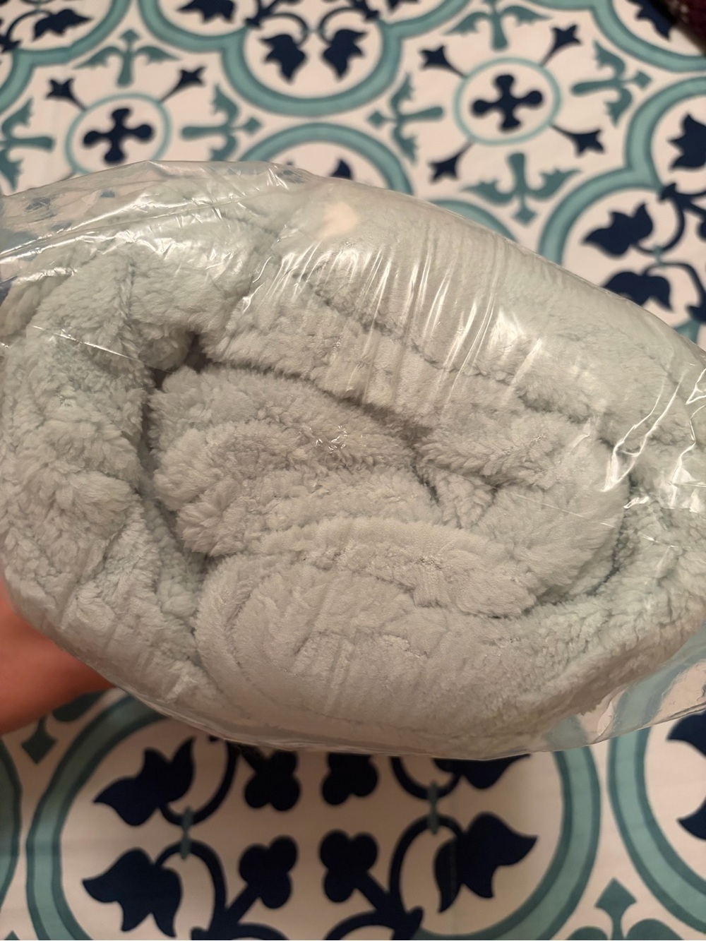Korbliss Sage Green Plush Throw 50x70 - Picture 3 of 4